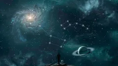 星空に星座線が浮かぶ宇宙空間で、岩の上に立つ人物と輪のある惑星