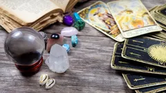 水晶玉とタロットカード、天然石が並ぶ占いのテーブル